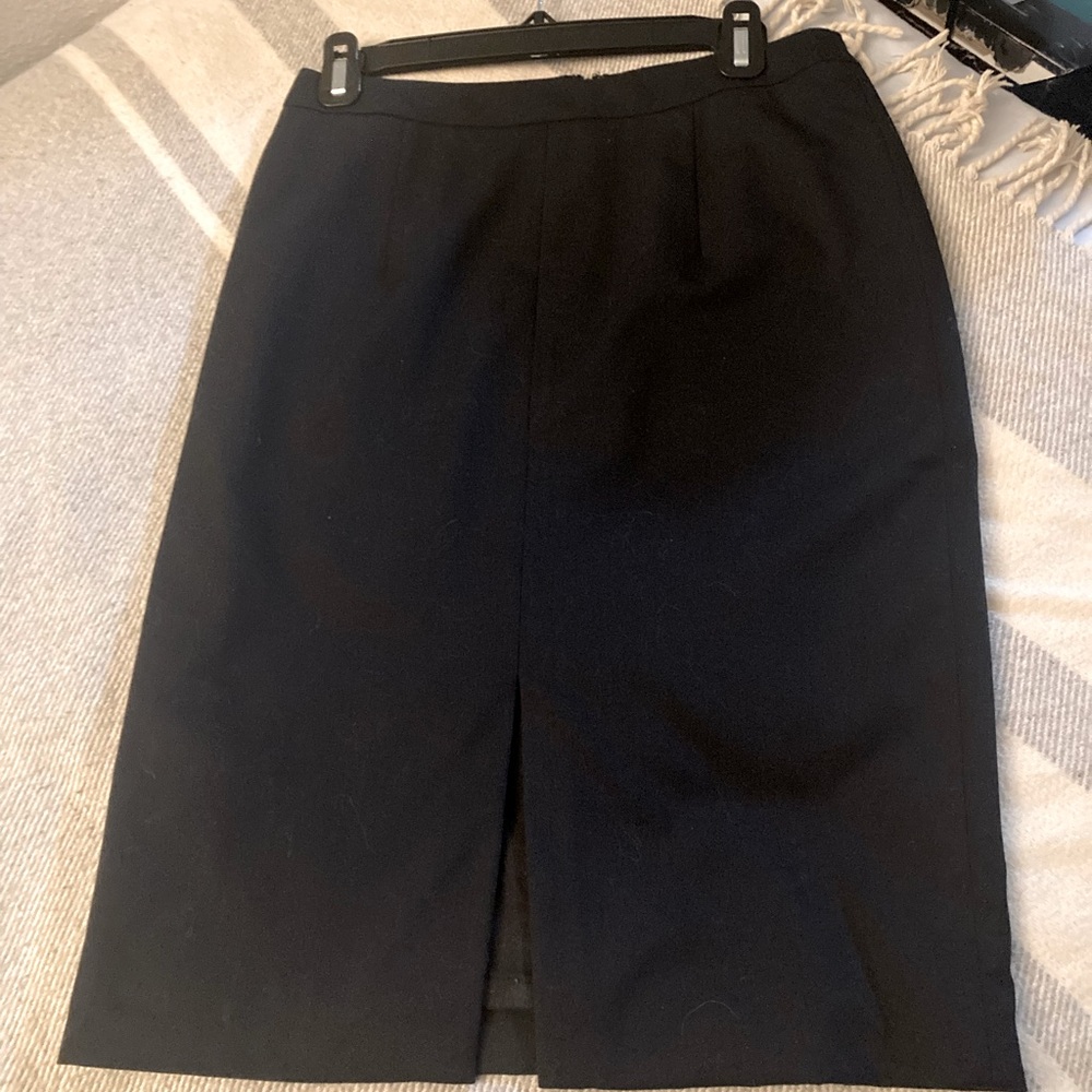 Halogen skirt with a slit in the middle. Dark navy.
